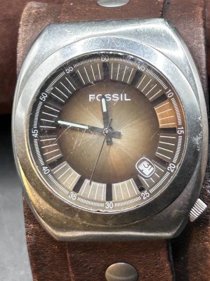 Auktion 353<br>Fossil Quartz HAU mit breiten Leder-Manchettenband, leichte Tragespuren, Werk nicht geprüft, D-4 cm [1]