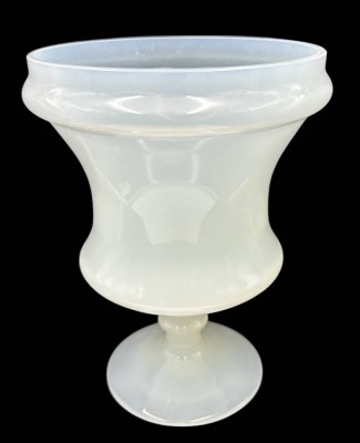 Auktion 353<br>grosse Deckelvase ohne Deckel auf Stand, Milchglas, H-21 cm, D-15 cm [1]