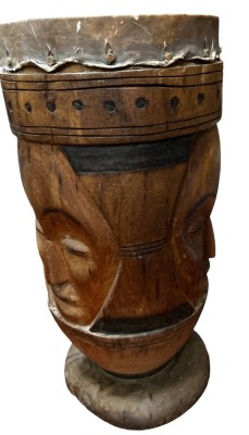 Auktion 353<br>grosse afrikanische Trommel beschnitzt mit Männer-und Frauenkopf, Südafrika, H-62,5 cm, D-29 cm [1]