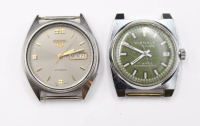 Auktion 353<br>2x div. Herren-Armbanduhren, Seiko 5 Automatic und Kienzle life,  Seiko läuft kurz an (2sec.) Kienzle läuft, je mit Tragespuren und ohne Bänder, ca. D-3,5cm [1]