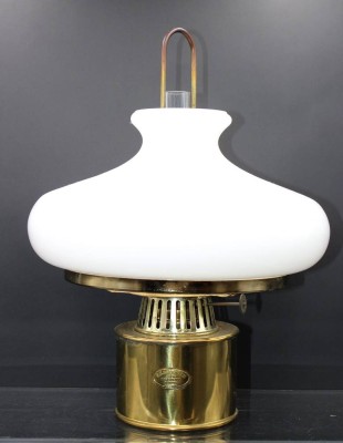 Auktion 353<br>Petroleum-Lampe, Sörensen, Kopenhagen, Messingkorpus, Milchglasschirm, H-37,5cm ca. D-29cm [1]