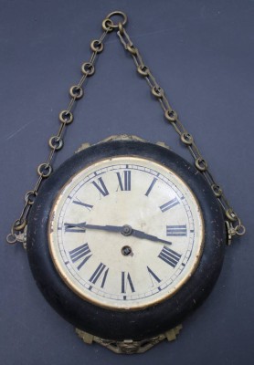 Auktion 353<br>Wanduhr, Metallgehäuse, Schlüsselwerk wohl überzogen, Altersspuren, ca. D-24cm [1]