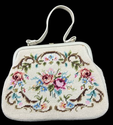 Auktion 353<br>Gobelin-Handtasche, guter Zustand,  ca. 23x30 cm, Ledergriff [1]