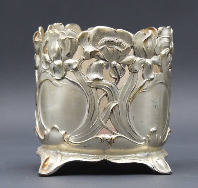 Auktion 353<br>Jugendstil-Flaschenhalter, Zinn silberfarben, H-10,5cm D-9,5cm [1]