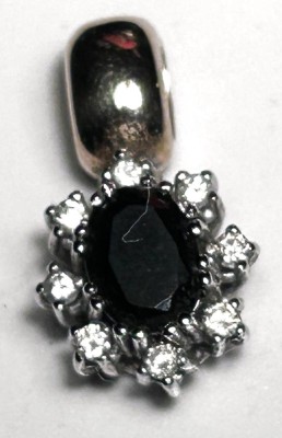 Auktion 353<br>Bicolor Goldanhänger-585-, schwarzer Centerstein, umringt von Diamanten, H-2 cm, 2,9 gr [1]