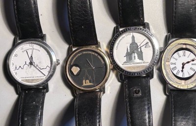 Auktion 353<br>4x Armbanduhren zugunsten des Wiederaufbaus desr Frauenkirche in Dresden, alle limitiert und mit einem Stein aus der Kuppel der zerstörten Kirche, Quartzwerke, nicht überprüft, 1x fehlt wohl Glas [1]