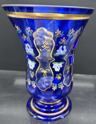 Auktion 353<br>böhmische Fussbecher , blau mit Goldstaffage und Blütenmalerei, H-14 cm [1]