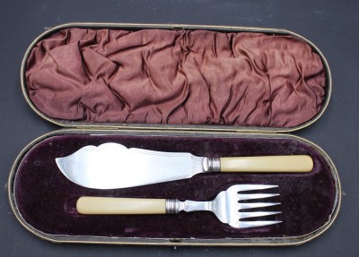 Auktion 353<br>Fisch-Vorlegebesteck in Etui, um 1900, Kunststoffgriffe, Etui mit Altersspuren, ca, L-28,5cm [1]