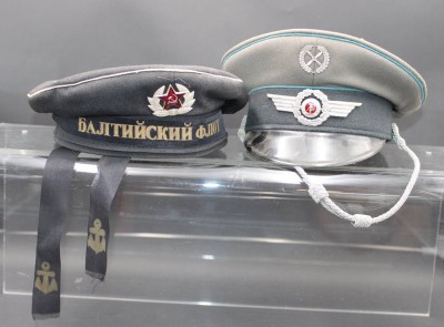 Auktion 353<br>2x Uniform-Mützen, Russland und DDR [1]