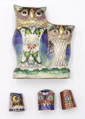 Auktion 353<br>Cloisonné-Konvolut,  Eulenpaar und 3 Fingerhüte, China, H-9cm [1]