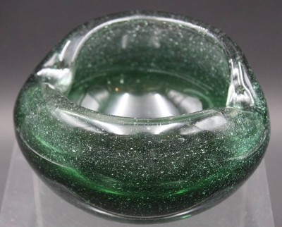 Auktion 353<br>Kunstglas-Ascher, V.Precht '73, grünes Glas, H-8cm ca. D-13cm [1]