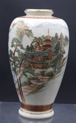 Auktion 353<br>Satsuma-Vase, Landschaftsdekor mit Pagoden, ca. H-18cm [1]