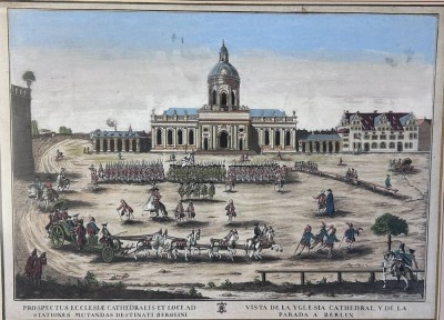 Auktion 353<br>altkol. Kupferstich ( Guckkasten )  um 1770,  27 x 40,5 , Prospect der Königl. Schloß und Dom-Kirch samt dem Parade Plaz zu Berlin. Ansicht  des alten von Jan Bouman und Georg Wenzeslaus von Knobelsdorff zwischen 1747 und 1750 im Auftrag Friedrich II. errichteten Berliner Doms, vor dem Dom eine Wachparade die vom König Friedrich II und seinem Bruder Heinrich in einem Achtspänner auf dem Paradeplatz abgenommen wird.  ger/Glas, RG 47x549 cn [1]