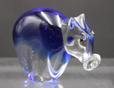 Auktion 353<br>Kunstglas-Tierfigur, wohl Nilpferd?, blau/klar, H-8,5cm [1]