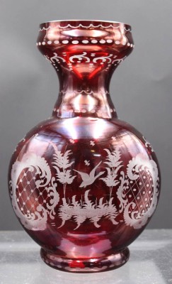 Auktion 353<br>Vase, rot überfangen, Barockschliff, H-21cm, wohl Böhmen [1]