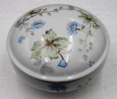 Auktion 353<br>runde Deckeldose mit floralem Dekor, Limoges, France, H-8cm, D-13cm [1]