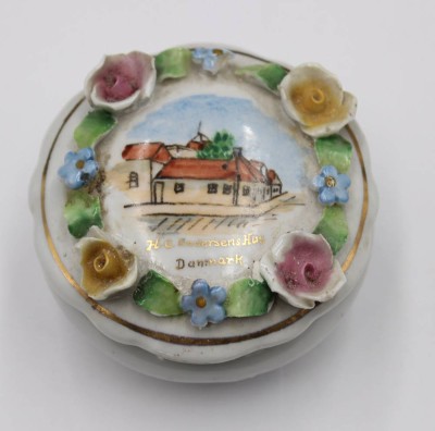 Auktion 353<br>Andenken-Dose, H.C.Andersen Haus, Blüten min. bestossen, H-4cm D-7cm [1]