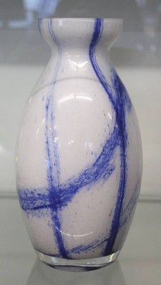 Auktion 353<br>Milchglasvase mit blauen Einschmelzungen, wohl Tschechien, ca. H-27cm [1]