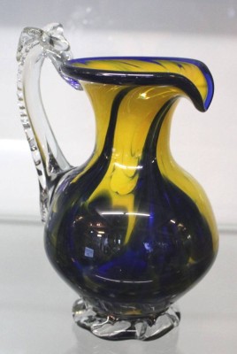 Auktion 353<br>Kunstglas-Henkelkrug, signiert und datiert 2002, 3farbig, ca. H-22cm [1]