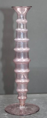 Auktion 353<br>Stiel-Vase, lila Glas, ca. H-19cm [1]