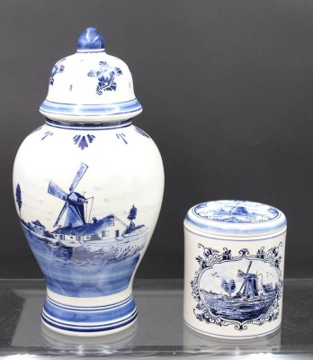 Auktion 353<br>Deckelvase sowie Deckeldose, Delft, Hollandmotive, ca. H-32cm u. 12cm [1]