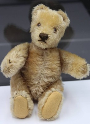 Auktion 353<br>kl. Teddy, wohl Steiff, Druckstimme, ca. H-17cm [1]