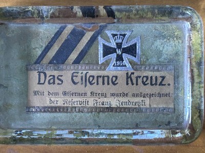 Auktion 353<br>Glasschale mit Eisernem Kreuz wurde ausgezeichnet... 10,5x7 cm [1]