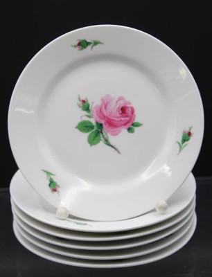 Auktion 353<br>6x kl. Teller, Meissen, Schwertermarke, Rote Rose, je 2 Schleifstriche, ca. D-15,8cm [1]