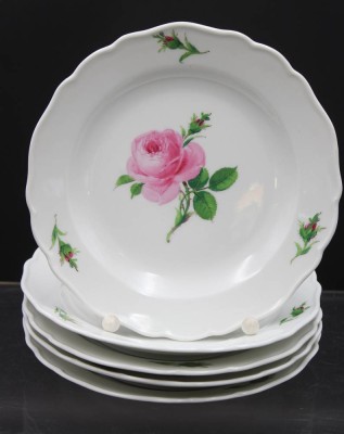 Auktion 353<br>5x Kuchenteller, Meissen, Schwertermarke, Rote Rose, je 2 Schleifstriche, ca. D-17,7cm [1]