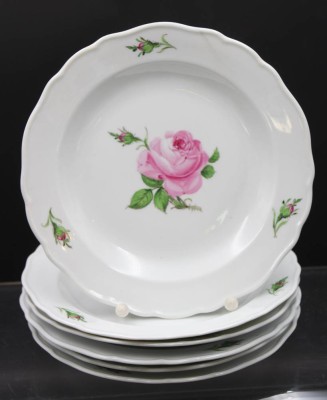 Auktion 353<br>6x Frühstücksteller, Meissen, Schwertermarke, Rote Rose, je 2 Schleifstriche, D-21,5cm [1]