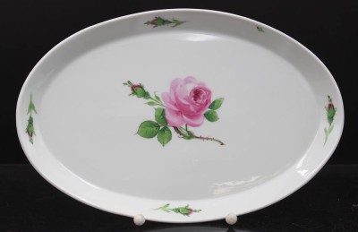 Auktion 353<br>ovales kl. Tablett, Meissen, Schwertermarke, Rote Rose, 2 Schleifstriche, 28,7 x 18,7cm [1]