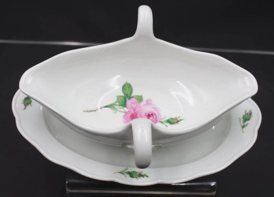 Auktion 353<br>Sauciere, Meissen, Schwertermarke, Rote Rose, 2 Schleifstriche, H-10cm L-26,5cm [1]