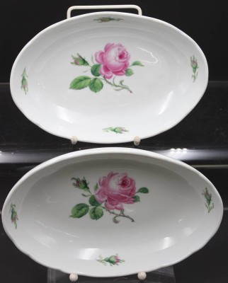 Auktion 353<br>2x ovale Schalen, Meissen, Schwertermarke, Rote Rose, je 2 Schleifstriche, H-4,8cm ca. L-25,2cm [1]