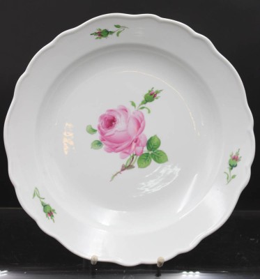 Auktion 353<br>gr. tiefer Teller, Meissen, Schwertermarke, Rote Rose, 2 Schleifstriche, H-5,3cm D-31cm [1]