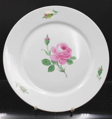 Auktion 353<br>flacher Teller, Meissen, Schwertermarke, Rote Rose, 2 Schleifstriche,  D-26,5cm, Stand mit kl. Chip [1]