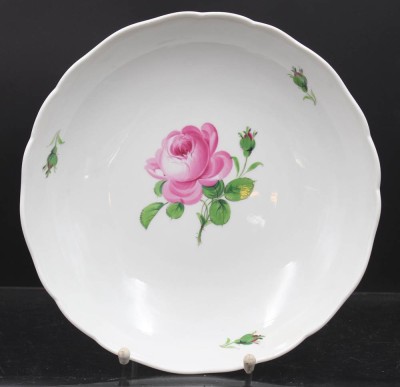 Auktion 353<br>Schale, Meissen, Schwertermarke, Rote Rose, 2 Schleifstriche, H-5,5cm D-25cm [1]