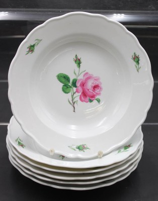 Auktion 353<br>6x tiefe Teller, Meissen, Schwertermarke, Rote Rose, je 2 Schleifstriche, D-23,7cm [1]