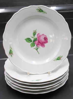 Auktion 353<br>6x flache Teller, Meissen, Schwertermarke, Rote Rose, je 2 Schleifstriche, D-25cm [1]