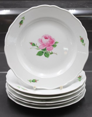 Auktion 353<br>Meissen, Schwertermarke, Rote Rose, je 2 Schleifstriche, D-25cm, 2x am Rand bestossen [1]