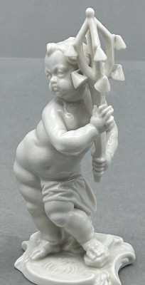 Auktion 353<br>Nymphenburg  Figur, Putto mit Schellenbaum, Entwurf Bustelli, weiss, H-12 cm [1]