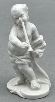 Auktion 353<br>Nymphenburg Putto mit Oboe, H-10 cm, Bustelli Entwurf, weiss [1]