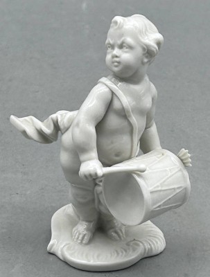 Auktion 353<br>Nymphenburg Putto mit Trommel, H-10 cm, Bustelli Entwurf, weiss, H-10,5 cm [1]