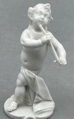 Auktion 353<br>Nymphenburg Putto mit Flöte, H-10 cm, Bustelli Entwurf, weiss [1]