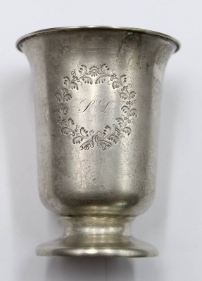 Auktion 354<br>früher Silber-Becher auf Stand, wohl Lötig, Ziermonogramm, Altersspuren, H-49,1gr., H-8cm [1]