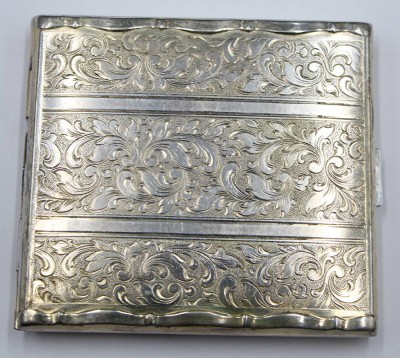 Auktion 354<br>Zigaretten-Etui, Hoka, versilbert, ca. 8,5 x 8cm [1]