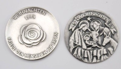 Auktion 354<br>2x Weihnachtsmedaillen, 1989 u. 1993, Silber (gepr,), je ca. D-3,5cm, zus. 34,7gr. [1]