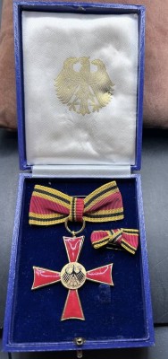 Auktion 354<br>Verdienstkreuz im Verleihungsetui, Deutschland, mit Knopfband in orig. Karton [1]