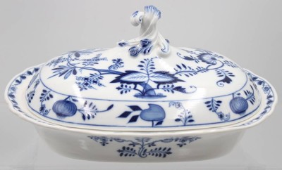 Auktion 354<br>ovale Deckelterrine, Meissen Schwertermarke, Zwiebelmuster, älter, Deckelgriff mit Brandfehler, 2 Schleifstriche, H-15cm B-32,3cm [1]