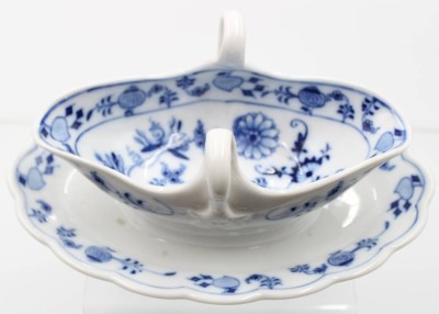 Auktion 354<br>Sauciere, Stadt Meissen, Zwiebelmuster, H-10,8cm B-25cm [1]