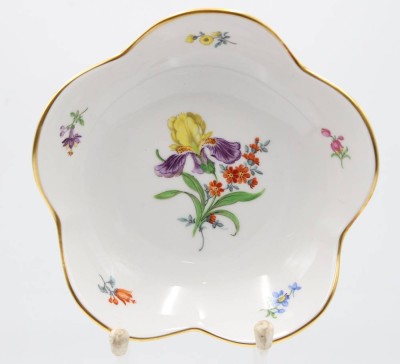 Auktion 354<br>Schale, Meissen, Schwertermarke, Blumenbemalung, 2 Schleifstriche, H-4cm, ca. D-14,8cm [1]